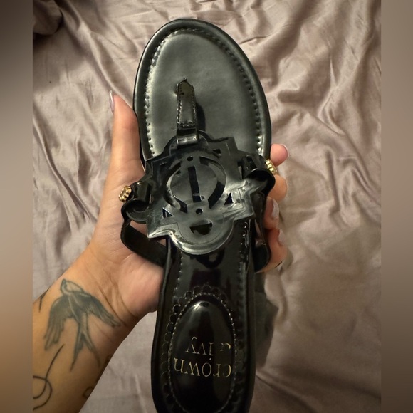 Crown & Ivy Women's Black Thong Sandals - Picture 3 of 4